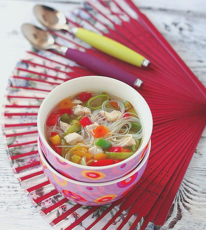 Куриный суп с рисовой лапшой и овощами фото