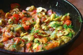 Рыба в томатном соусе с оливками фото