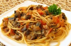 Спагетти с овощами и соевым соусом фото