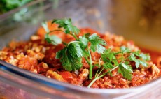 запеканка с рисом, красной чечевицей, мясом индейки в томатного соусе фото