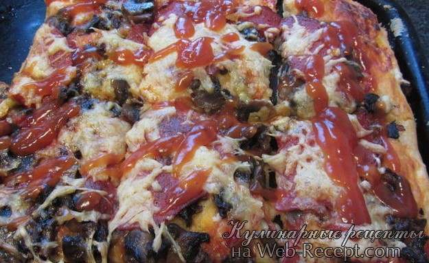 Пицца с грибами и колбасой фото
