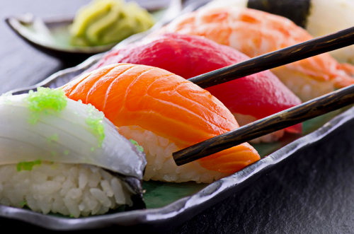 Суши с доставкой - ужин в японском стиле фото