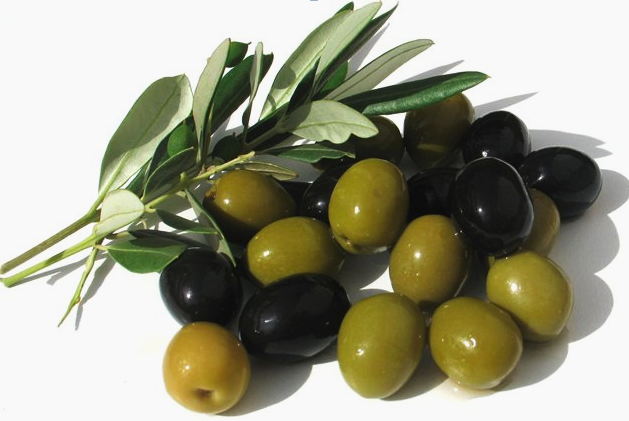 Салат из квашеной капусты с маслинами и оливками фото