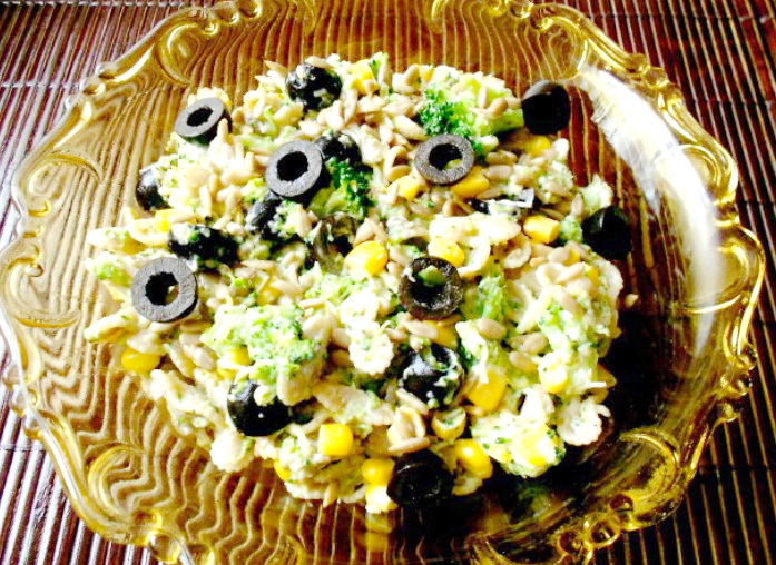 рецепт приготовления салата из брокколи, семян подсолнечника и макарон