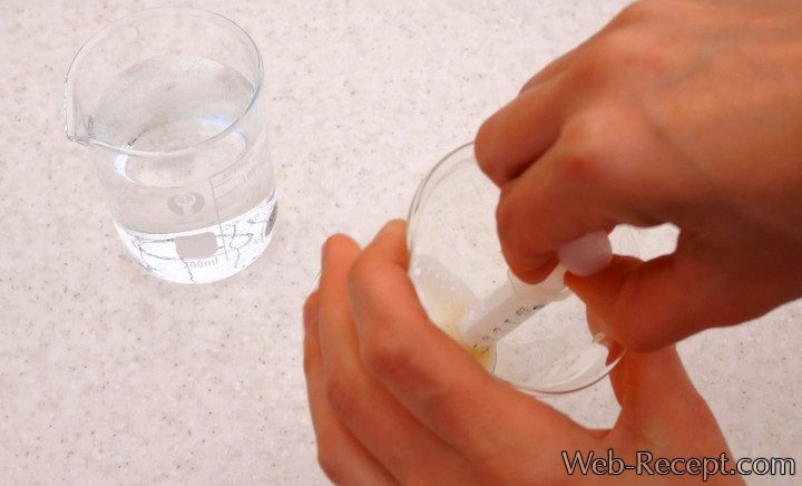 Измерьте количество выжатого сока шприцем